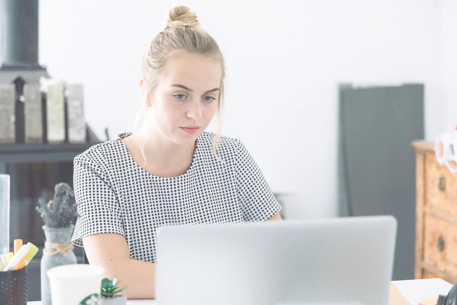 Gruppe von Menschen bei einer Finanzplanungs-Sitzung