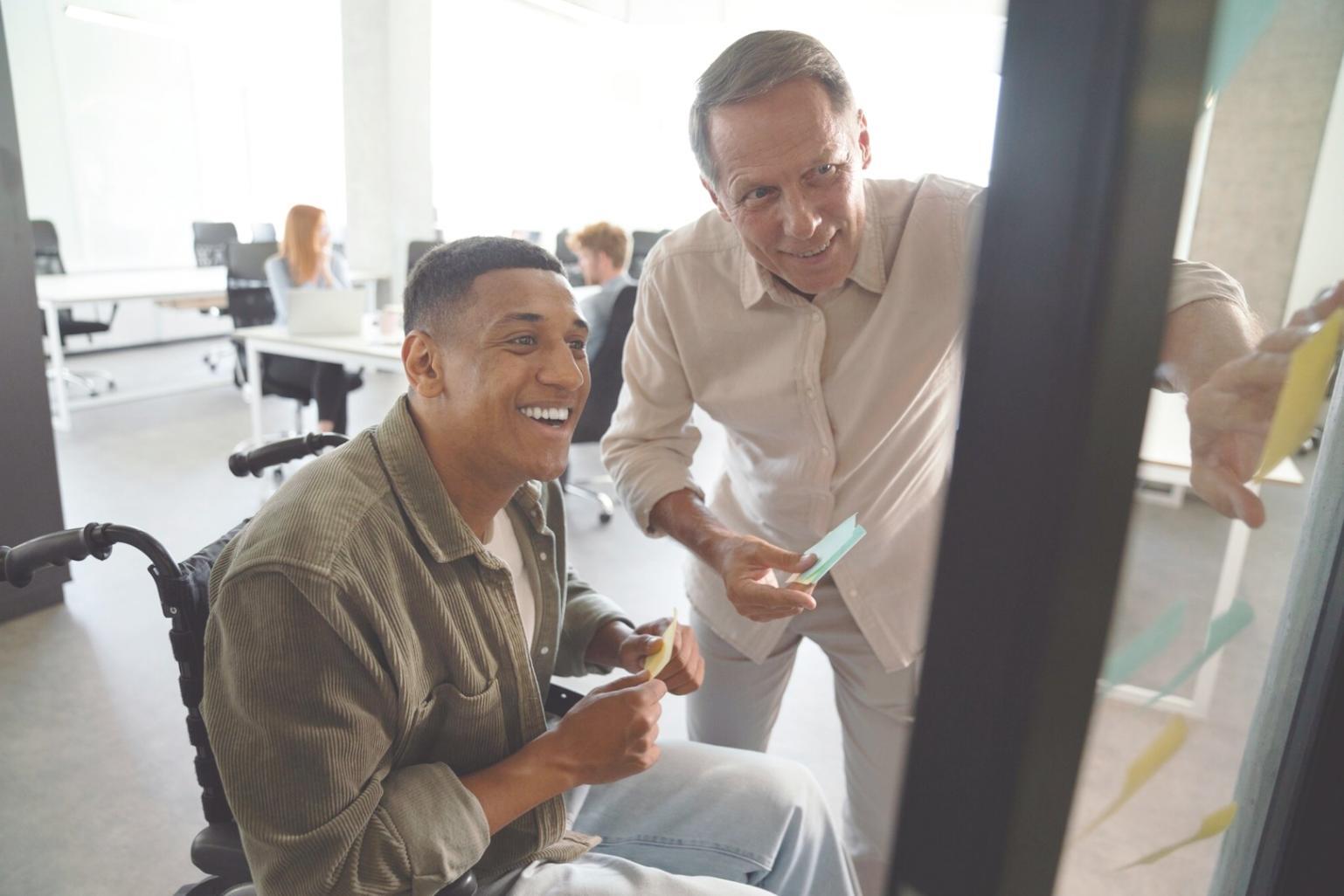 Teilnehmer bei der Arbeit mit Finanzplänen und Analysetools