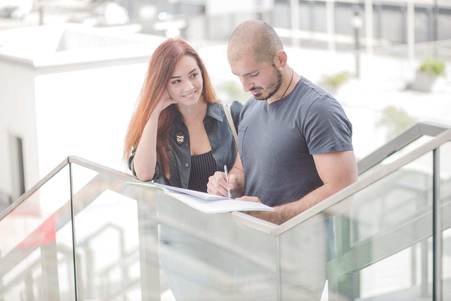 Professionelles Beratungsgespräch für Finanzplanung und Zieltracking