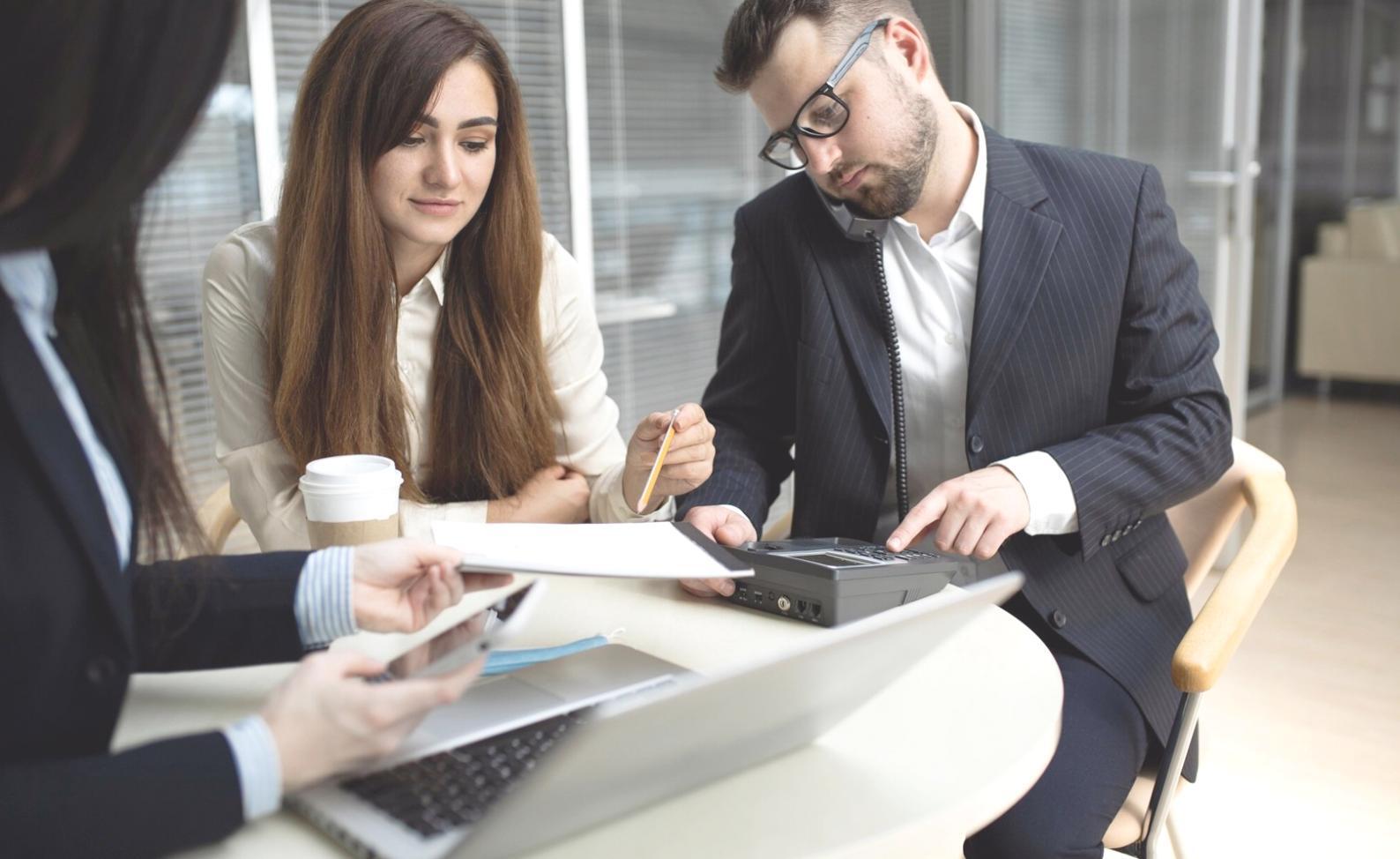 Person arbeitet konzentriert an Finanzplanung am Computer